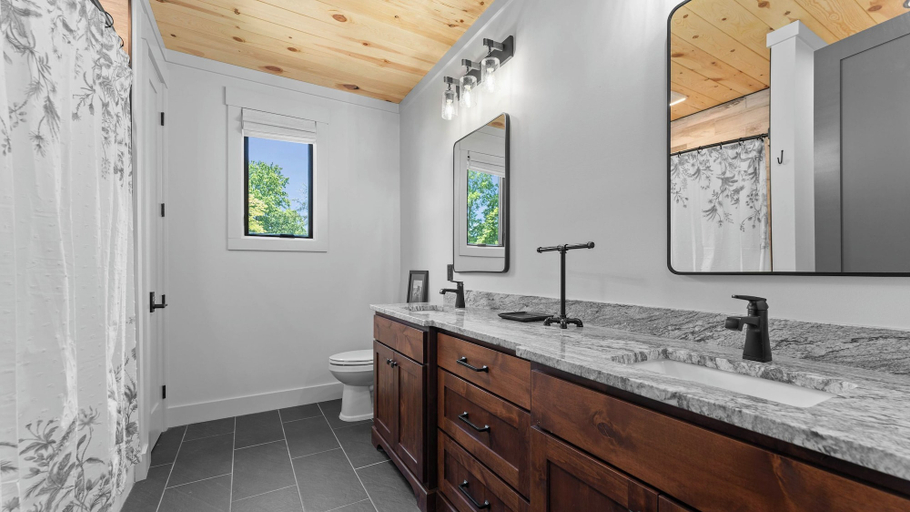 Bathroom 4, Gray Fox Lodge by Avantstay Waterslide Pool, Theater Sleeps 21, Catawba