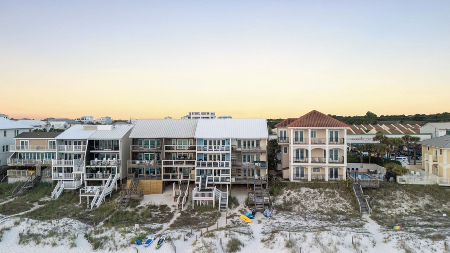 Exterior & Views 2, Beachfront Hot Tub Covered Lounge Backyard Beach by Avantstay, Walton