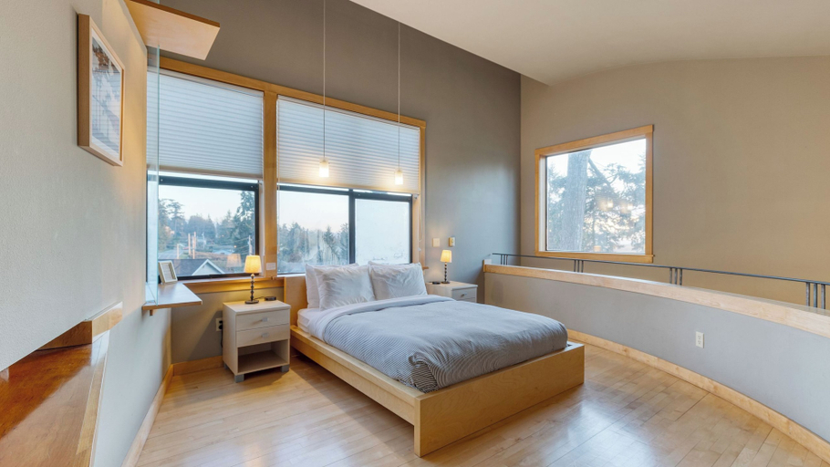 Bedroom 4, Deck Views, Fire Pit, Pool, 3 Mins to Beach Madrona Tree Retreat by Avantstay, Island