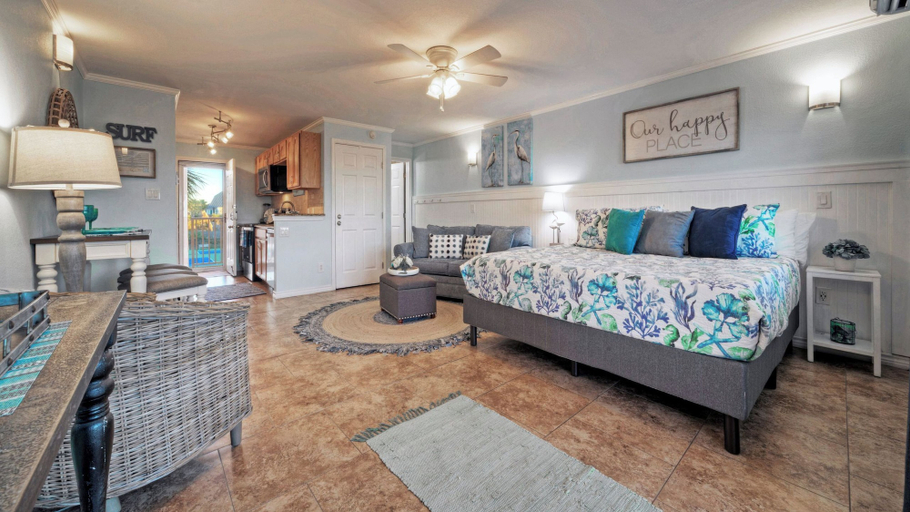Others 3, Studio w/ Balcony, Pools & Direct Beach Access Seaside Blessing by Avantstay, Nueces