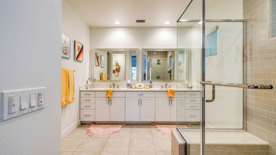 Bathroom 4, Sunburst by Avantstay Lakefront + Mountain Views, Riverside