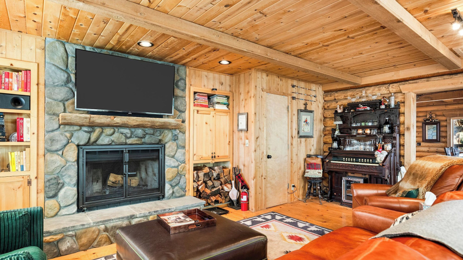 Interior 3, Big Tree Lodge Cozy Cabin w/ Firepit, Piano Bar & Deck, San Bernardino