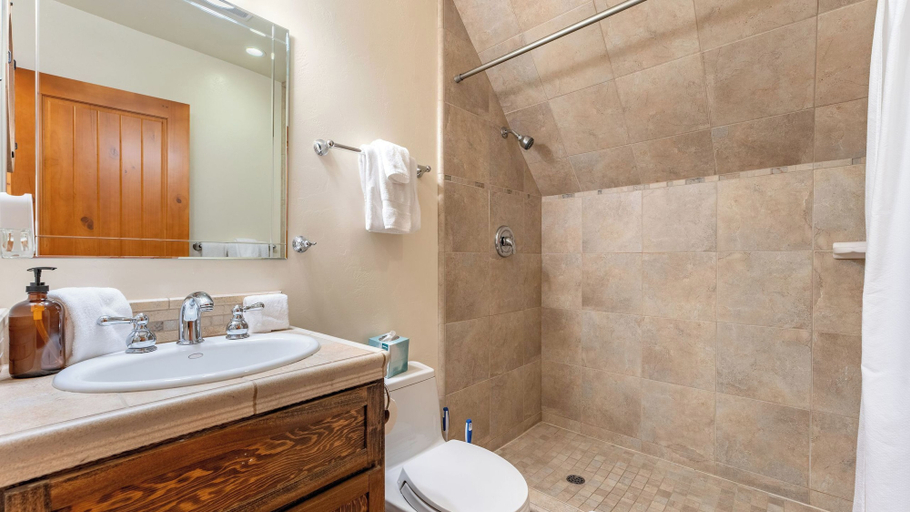 Bathroom 3, Minutes to Skiing & Lake Hot Tub, Fire Pit, Deck Indigo Owl by Avantstay, Placer