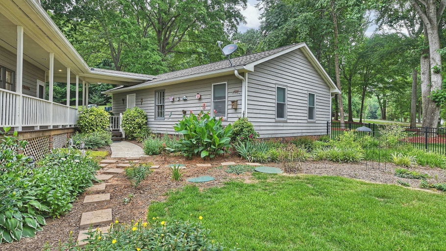 Exterior & Views 2, A Frame of Mind by Avantstay Lakefront Retreat Hot Tub + Game Room + Dock, Catawba