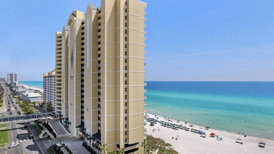 Exterior & Views 2, Beach Breeze by Avantstay Beachfront, Beach Chairs Included, 2 Pools!, Bay