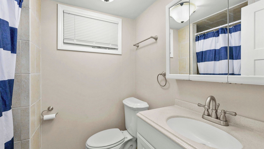 Bathroom 4, Dock Days by Avantstay Swimming Platform, Dock, Lincoln