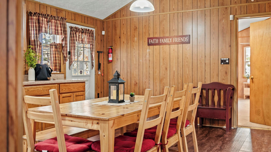 Food & Drinks, Mohegan by Avantstay Private Dock + Firepit Community Pool + Beach, Monroe