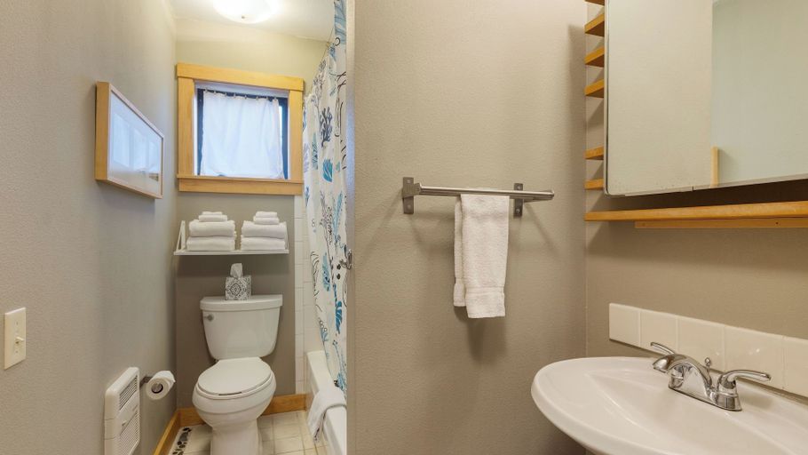 Bathroom 5, Deck Views, Fire Pit, Pool, 3 Mins to Beach Madrona Tree Retreat by Avantstay, Island