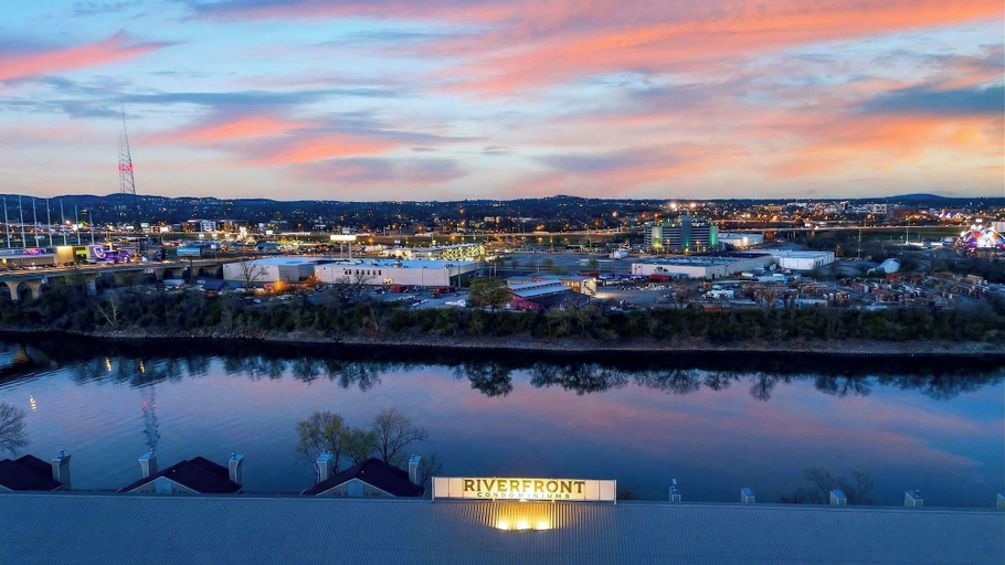 Interior 5, Riverfront Rhythm by Avantstay Shared Pool + Balcony + River Views Walk to Broadway + Germantown, Davidson
