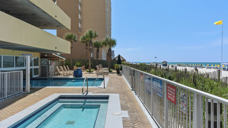 Sport & Beauty 5, Beachfront Condo w/ Ocean Views + Pool Access + Beach Gear Emerald Isle 808 by Avantstay, Bay