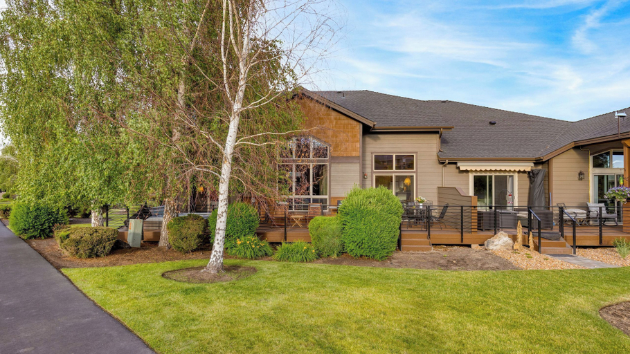 Exterior & Views 2, Deck + Hot Tub Community Golf Course Forest Ridge Loop, Deschutes