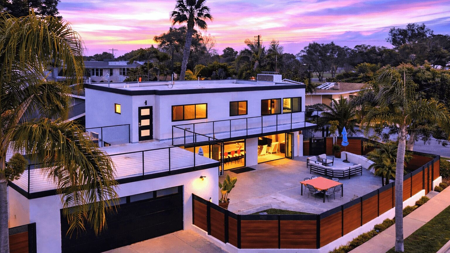 Front of property, Seal Beach Escape by Avantstay Modern Home + Fireplace Prvte Courtyard + Walk to Beach + Dining, Orange