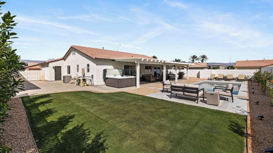 Exterior & Views 2, Montego by Avantstay Private Yard w/ Pool & Hot Tub, Riverside