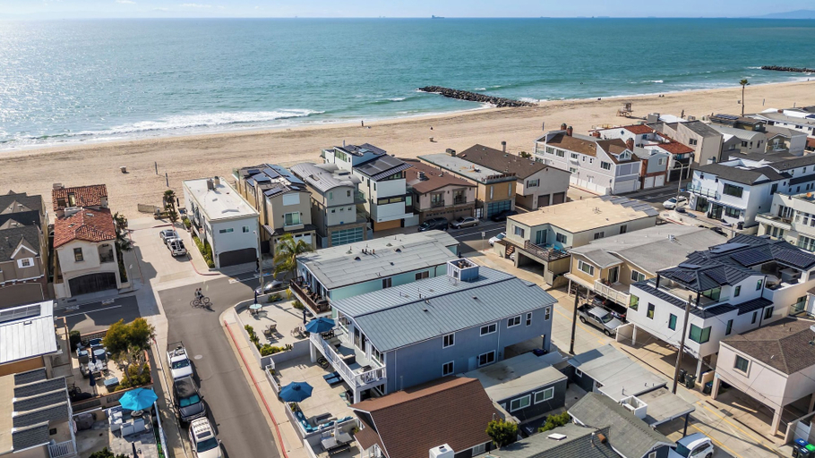 Exterior & Views 2, Ocean Breeze I by Avantstay Steps to the Beach!, Orange