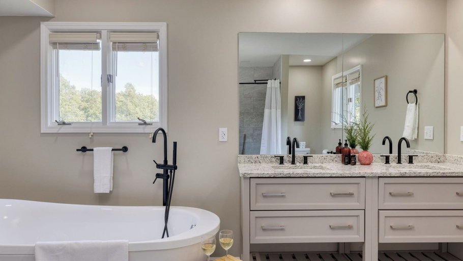Bathroom 3, Amber Refresh by Avantstay Pool and Hot Tub, Jefferson
