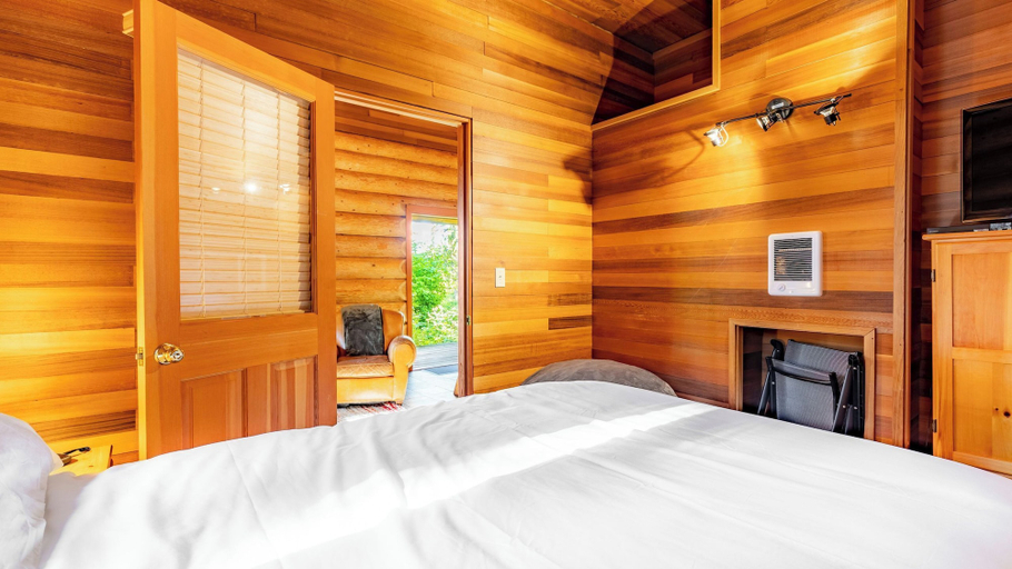 Bedroom 3, Penn Cove Overlook by Avantstay Cabin w/ Views, Island