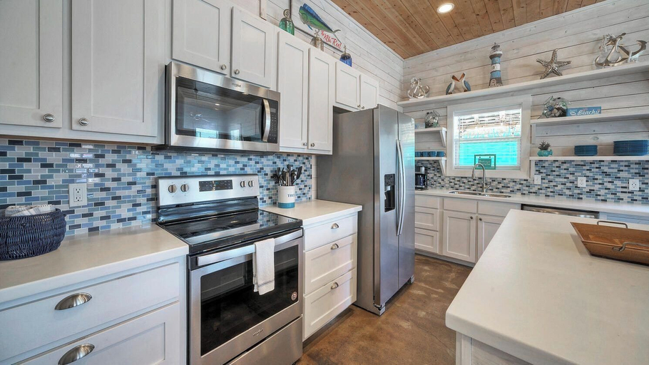 Others 5, Pool Cabana, Backyard w/ Fire Pit, Walk to the Beach Villa Reel by Avantstay, Nueces