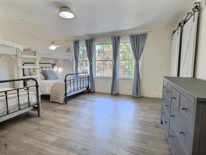 Room 4, Serene 5BR Farmhouse Retreat Shoreline, King