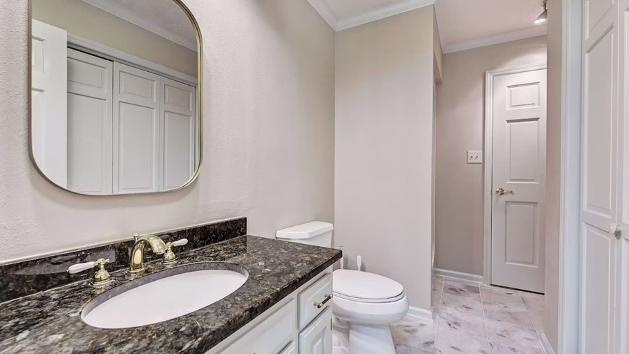 Bathroom, Lakefront Home Private Dock, Tiki Bar, Firepit Shore to Please by Avantstay, Lincoln