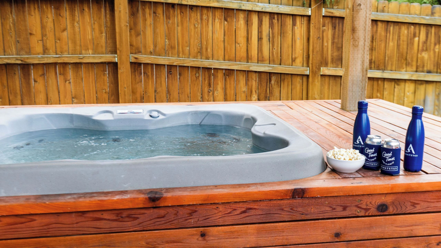 Bathroom 4, Old Mill Getaway by Avantstay Private Backyard w/ Hot Tub, Deschutes