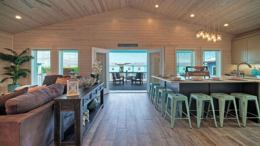 Food & Drinks, Private Pool, Covered Patio 4 Blocks to Beach Bourbon Breeze by Avantstay, Nueces