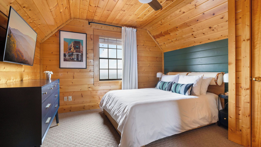 Bedroom 2, Bears Den Way by Avantstay Private Golf Sim, Firepit & Mountain Views Near Dollywood, Sevier