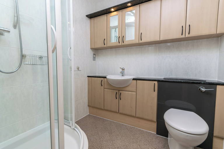 Bathroom 3, Central Apartment with Parking by Guestz, Cheshire West and Chester
