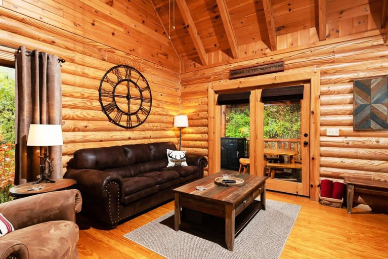 Room 5, Rise n Shine Cabin by Beyond Expectations With Hot Tub, Sevier