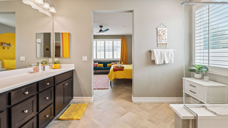 Bathroom 4, Kaleidoscope by Avantstay Colorful Escape + Pool, Riverside