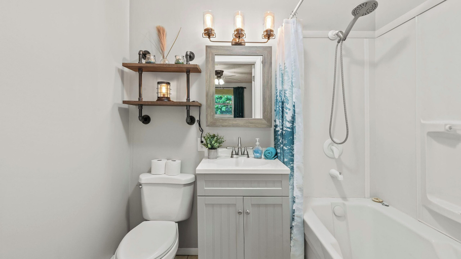 Bathroom 4, Walk to the Lake Firepit and Sunroom Tomhickon, Monroe