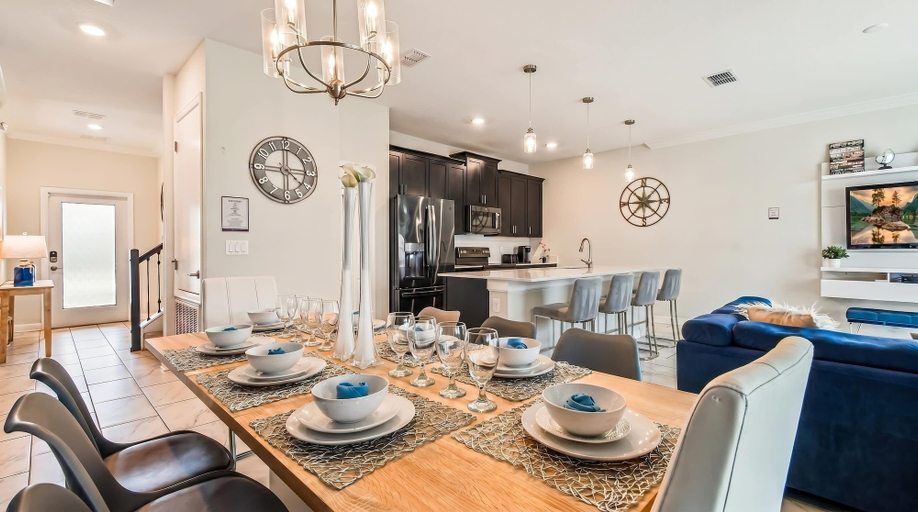 Food & Drinks, 4BR Retreat in Champions Gate w/ Private Pool, Osceola
