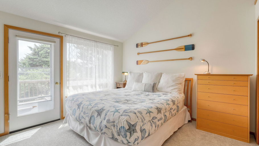 Bedroom 3, Bella Sol by Avantstay Ocean Views + Game Room, Tillamook