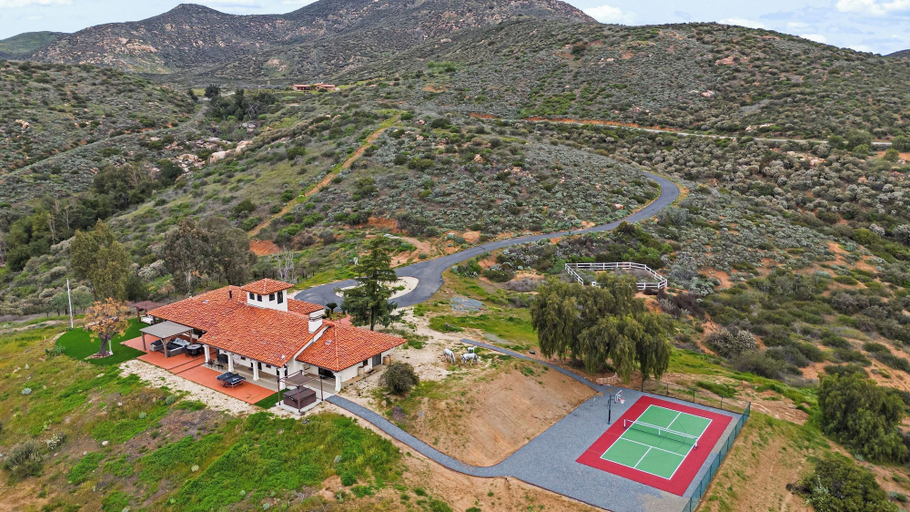 Exterior & Views 2, 20 Acre Panoramic View Estate Hot Tub, Pickleball & Game Room, Riverside