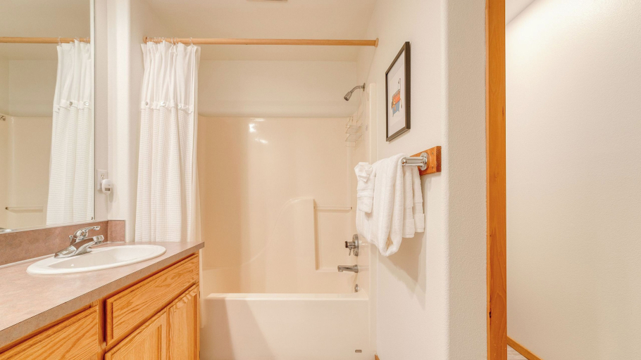 Bathroom, Bella Sol by Avantstay Ocean Views + Game Room, Tillamook