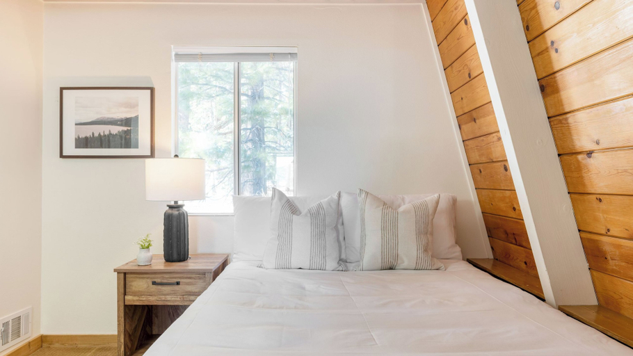 Bedroom 5, Chickaree by Avantstay A-frame w/ Mountain Views, Placer