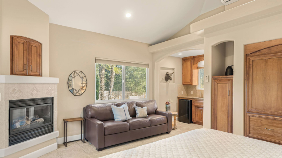 Interior 2, El Pomar Estate - Main House by Avantstay Pool + Hot Tub + Firepit + Outdoor Dining + Vineyard Views, San Luis Obispo