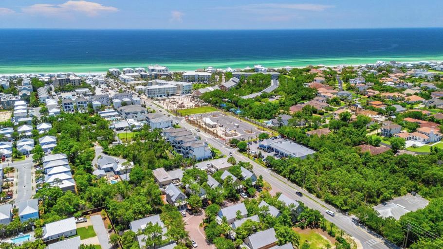 Exterior & Views 2, Teal Dreams by Avantstay 3 Blocks to Beach, Back Patio Seating, Walton