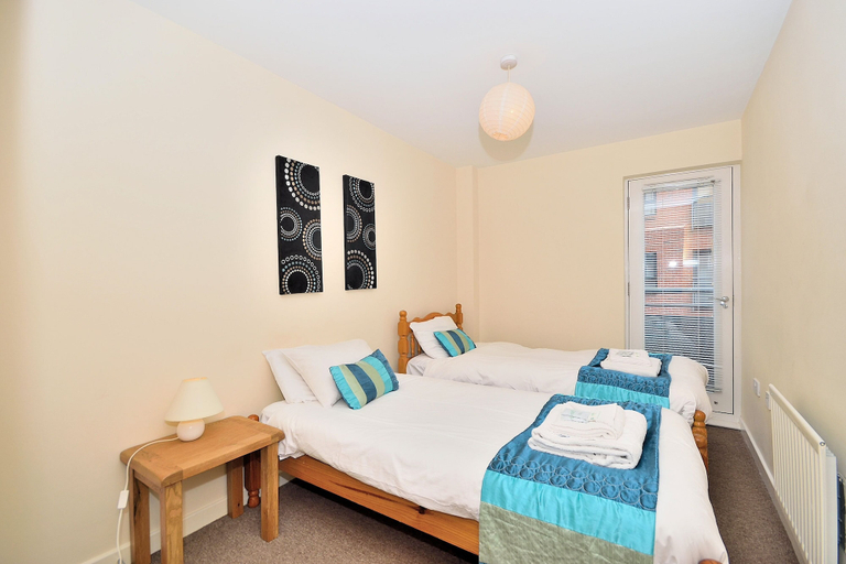 Room 5, Bakers Court by Guestz, Cheshire West and Chester