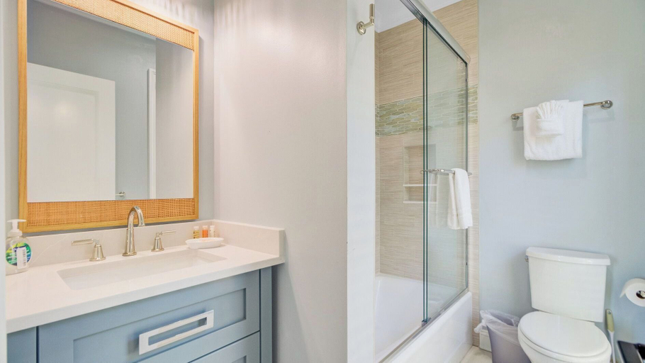 Bathroom, 56 Grand Pavilion by Avantstay Oceanfront Deck + Views, Community Pool, Charleston