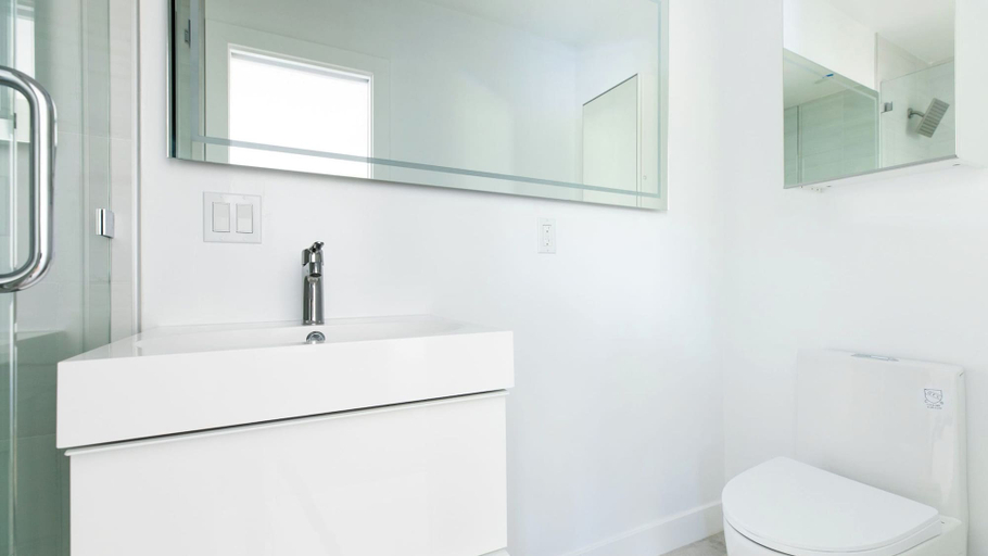 Bathroom, Avalon IV by Avantstay Mins to Gaslamp Beautiful Deck w/ BBQ, San Diego