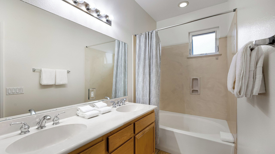 Bathroom 3, Walk to Dining, Mission + Pacific Beach, and Bars/nightlife Private Backyard, San Diego