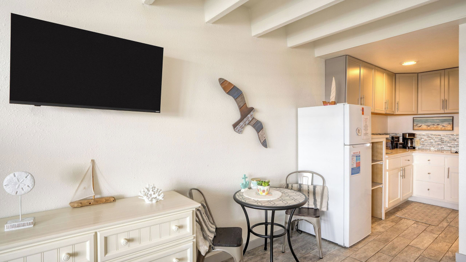 Others 4, Fontainebleau 706 by Avantstay Beachfront+views, Bay
