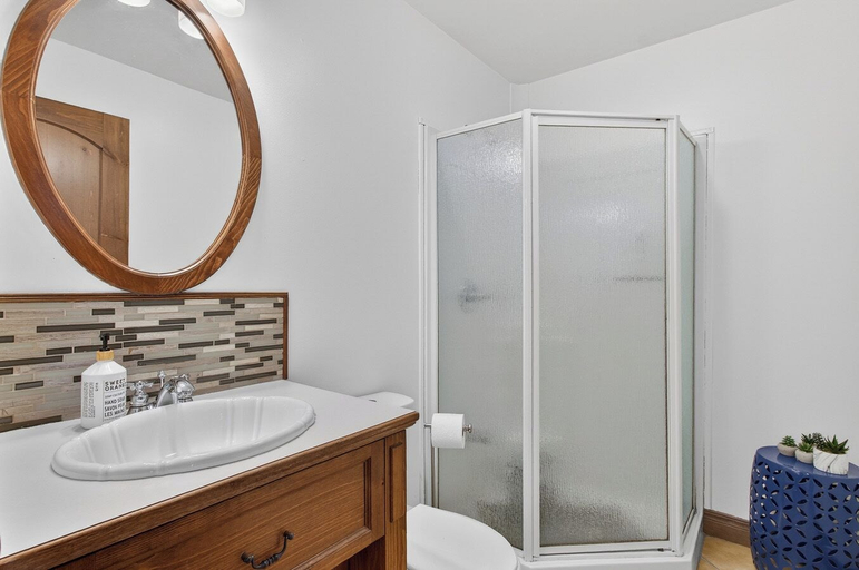 Bathroom 3, Les Manoirs Unit 9, Les Laurentides