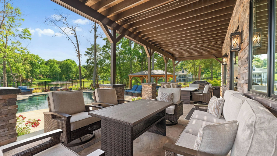 Food & Drinks 4, Luxe Lakefront Retreat w/ Pool, Hot Tub, Theater & Private Dock Sleeps 20+, Catawba
