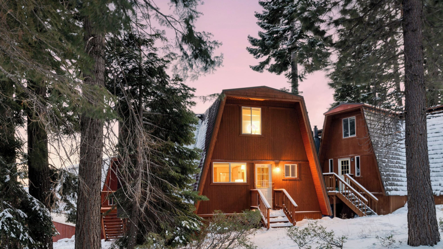 Exterior & Views 2, Chickaree by Avantstay A-frame w/ Mountain Views, Placer