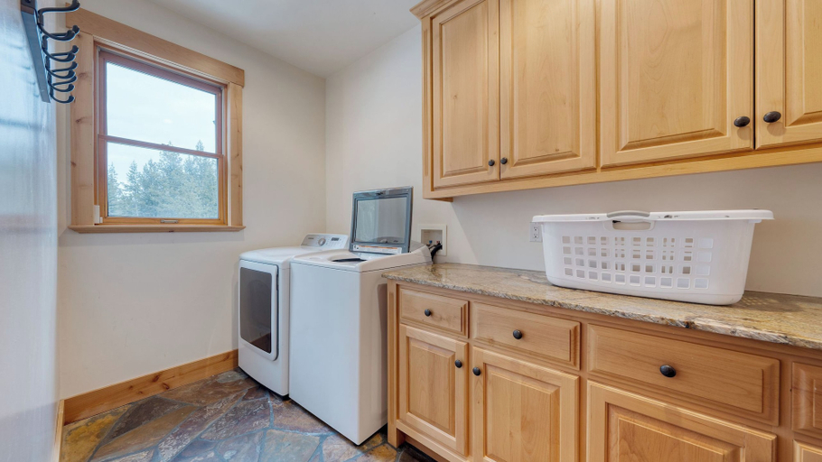 Others 5, 5 Mins to Ski Resort Ping Pong, Pool Table, Deck Donner Ridge by Avantstay, Nevada