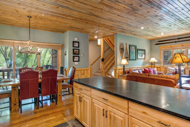 Food & Drinks 4, Timber Wolf Lodge by KBM, Summit