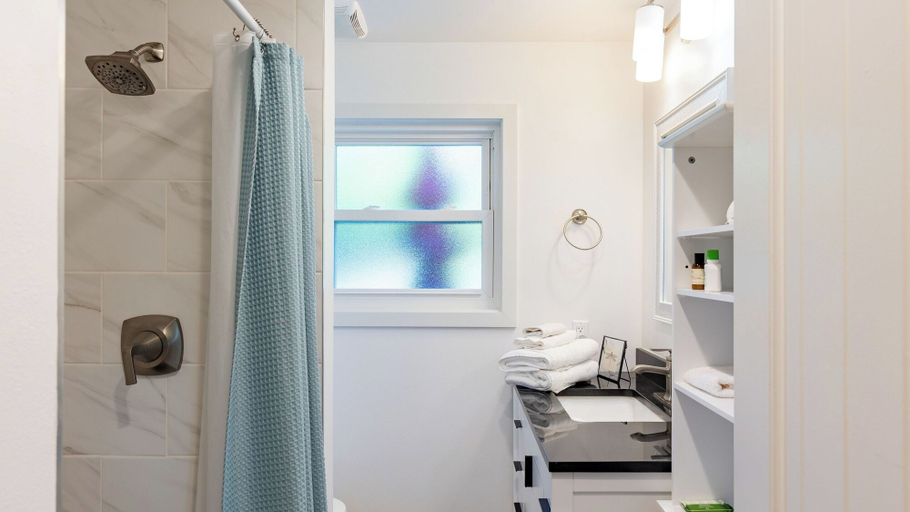 Bathroom 4, Sunny Side Island Retreat by Avantstay Backyard, Island