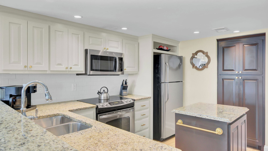 Others 5, Oceanfront w/ Pool + Beach Access & Balcony View 312 B Shipwatch by Avantstay, Charleston