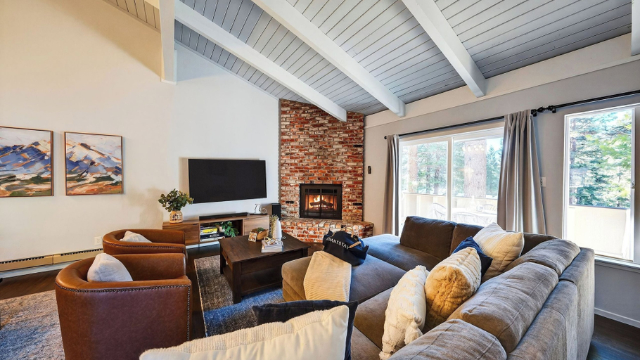 Interior 4, Pinecone Peak by Avantstay Incline Village Condo + Fireplace + Balconies + Pool Access, Washoe